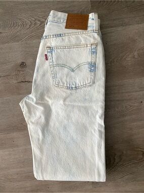Women’s Straight Light Wash White Denim Jeans — Levi's 501 ‘81